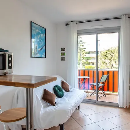 Joli Studio avec balcon et vu sur les montagnes proche de toutes commodités * Nice