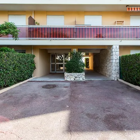 Joli Studio avec balcon et vu sur les montagnes proche de toutes commodités * Nice
